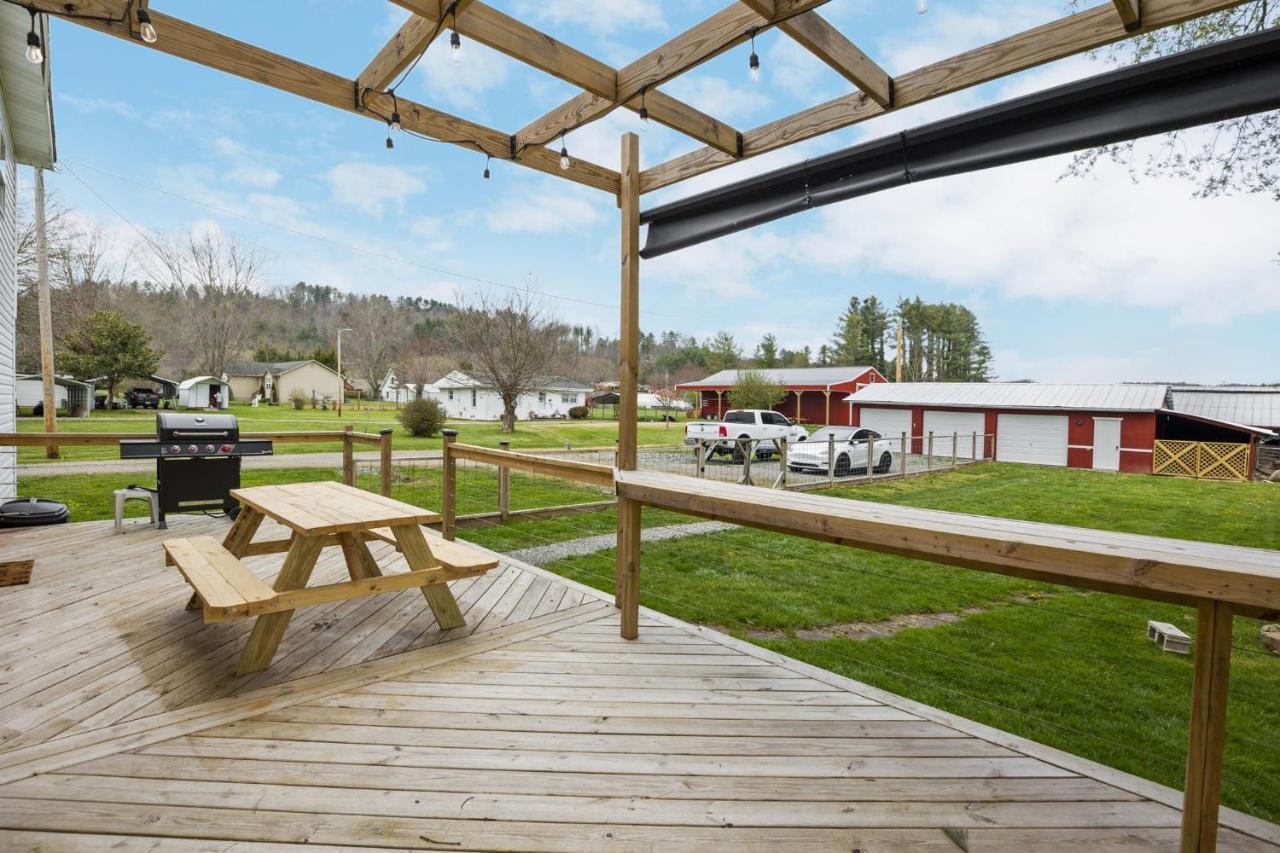 Charming 4 Bedroom Farmhouse With Large Backyard For Entertaining Mountain City Exterior foto